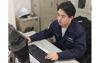 双线作战勇担当  攻坚克难显本色 &mdash;&mdash;记电机电气厂技术组长兼生产组长陈嘉奇