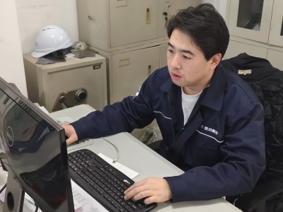 双线作战勇担当  攻坚克难显本色 &mdash;&mdash;记电机电气厂技术组长兼生产组长陈嘉奇